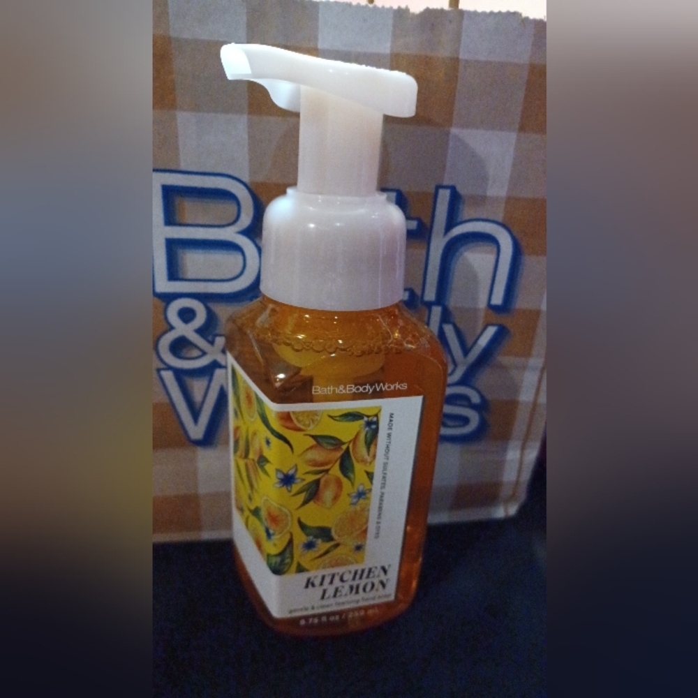 Bath & Body Works Kitchen Lemon Foaming Hand Soap - Yellow, White